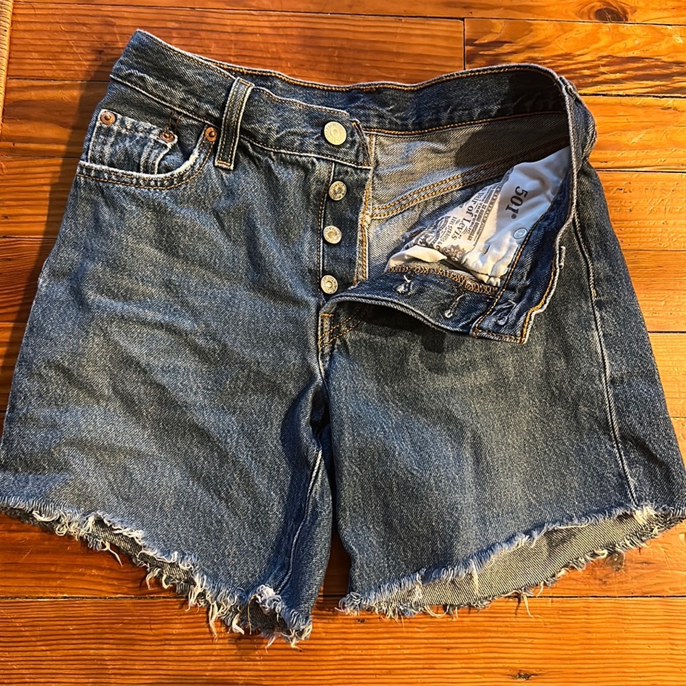 LEVI SHORTS 23